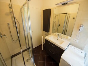 House | Bathroom - Belvilla by OYO Lake-view Holiday Home With Garden (Ledro)