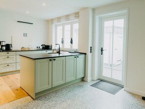House | Private kitchen | Stovetop, electric kettle, toaster - Princess Street No8 Comfortable Holiday Residence (Friedrichstadt)