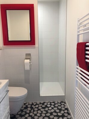 Hair dryer, towels, soap, shampoo - Élégant Appartement Contemporain Dans une Authentique Maison de Vigneron (Charnay-lès-Mâcon)