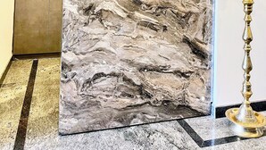 Una recepción con encimera de mármol, ventilador de techo y lámpara decorativa.