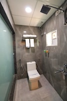 Chuveiro, toalhas de banho