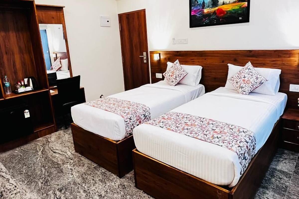 Deluxe Double or Twin Room, City View | 1 bilik tidur, bar mini, peti besi dalam bilik, seterika/papan seterika