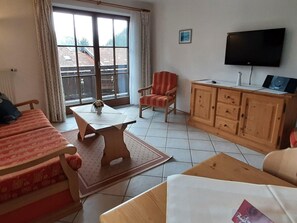 Căn hộ | 2 phòng ngủ, trang bị nội thất với thiết kế riêng biệt, bộ trải giường 
