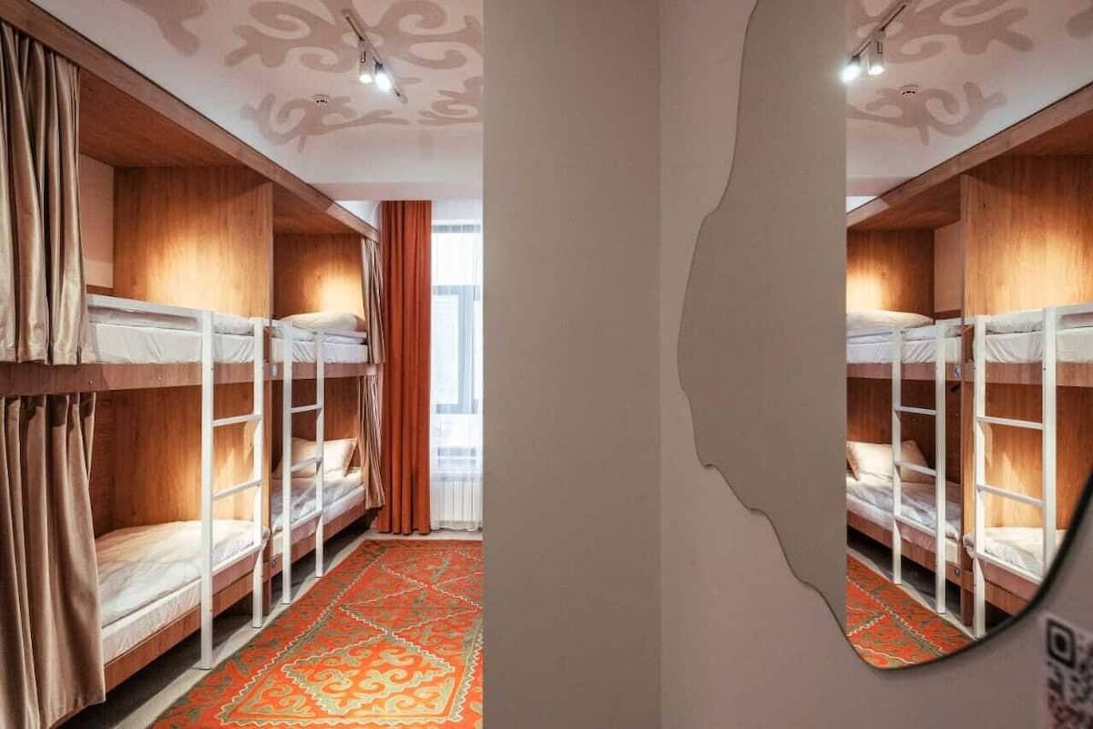 Habitación cuádruple básica, varias camas, vista a la ciudad | Espacio para trabajar con laptop, insonorización y wifi gratis
