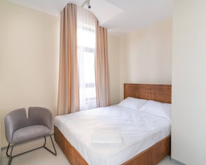 Kamar Single Comfort | Didekorasi berbeda-beda, ruang kerja ramah laptop, dan kedap suara
