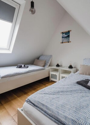 Casa | 2 habitaciones, muebles diferentes y tabla de planchar con plancha 