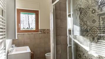 Doccia, asciugacapelli, bidet, asciugamani