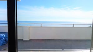 A balcony with a view of the sea. - Sunny Garden Apartment (Casares)