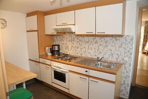 Kühlschrank, Geschirrspüler, Hochstuhl