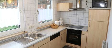 Réfrigérateur, four à micro-ondes, lave-vaisselle, chaise haute