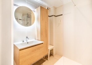 Apartment | Bathroom