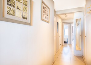 3 habitaciones y tabla de planchar con plancha 