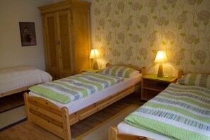 1 soverom, strykejern/-brett, internettilgang og sengetøy