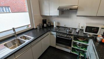 Jääkaappi, mikroaaltouuni, liesi, astianpesukone