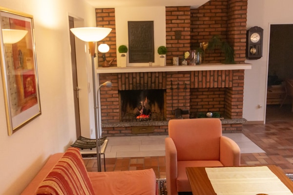 Ferienwohnung Moss, (Warendorf-Milte)-Wohnzimmer m. Schlafcouch, freies WLAN, große TV, Kamin vorübergehend nicht zu benutzen!