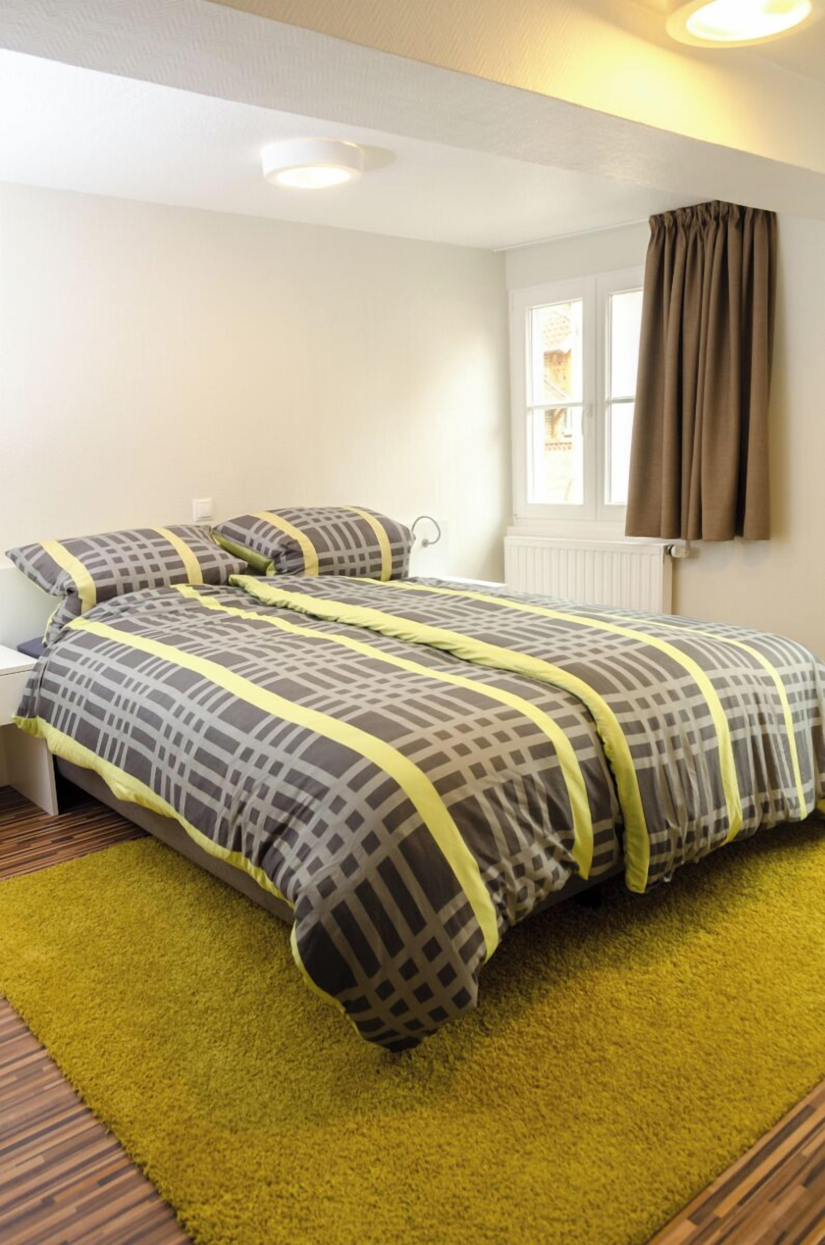 1 bedroom, bed sheets