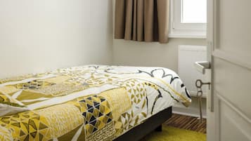 1 bedroom, bed sheets