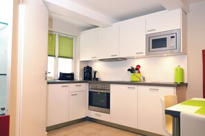 冷蔵庫、電子レンジ、コンロ