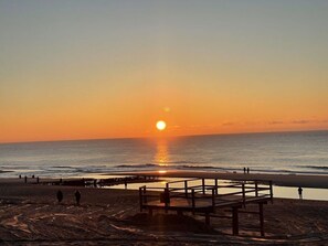 A beach with a wooden pier and a sunset in the background. - Holiday Apartment Hoppe 3 (Sylt)