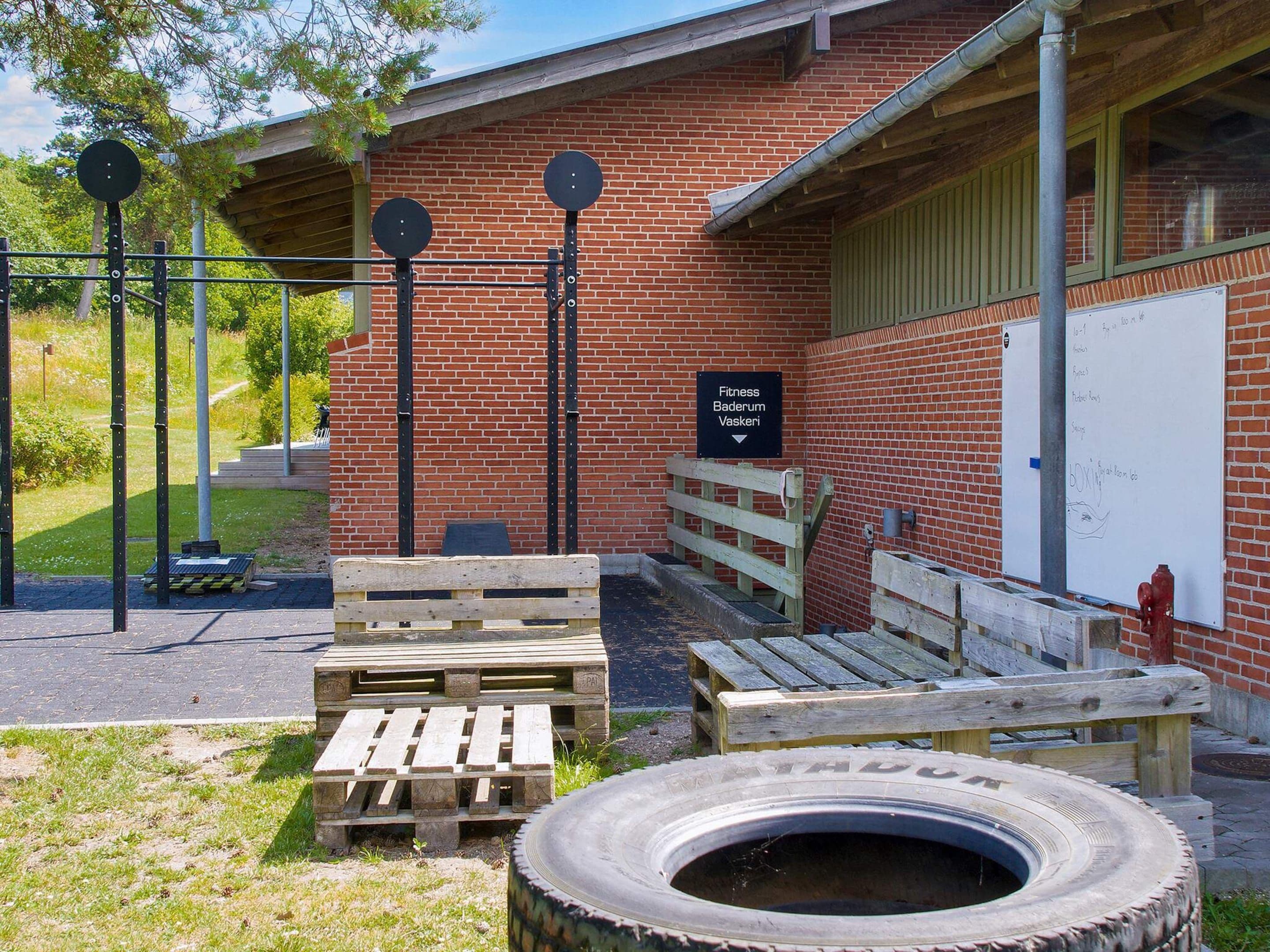 A brick building with a sign reading "Fitness Baderum Vasker".