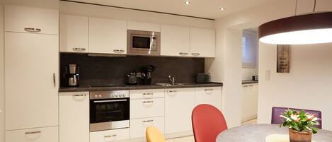 Fridge, microwave, stovetop, dishwasher