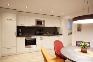 Refrigerador, microondas, parrilla de estufa y lavavajillas