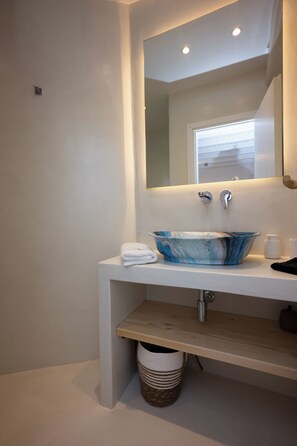 Ducha, artículos de tocador ecológicos, secador de pelo, toallas