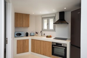 Kühlschrank, Mikrowelle, Ofen, Herdplatte