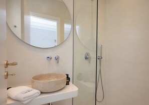 Douche, articles de toilette écologiques, sèche-cheveux