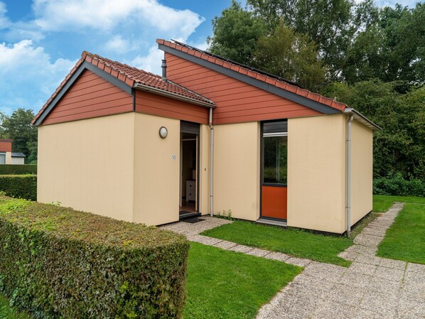 House | Exterior - Holiday Home in South Holland With Shared Pool (Zevenhuizen)
