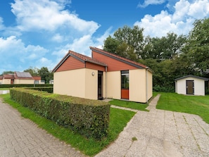 House | Exterior - Holiday Home in South Holland With Shared Pool (Zevenhuizen)