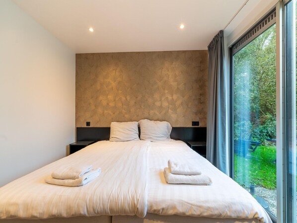 3 habitaciones, muebles diferentes y ropa de cama 