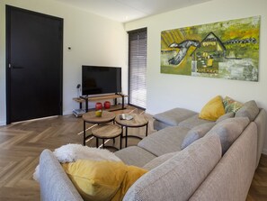 Villa | Living area - Villa in Friesland With Garden and Terrace (Sint Nicolaasga)