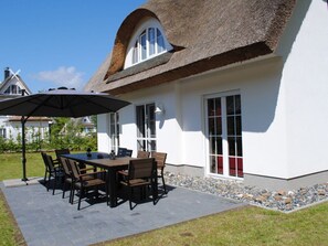 Outdoor dining - Nice Apartment in Glowe (Glowe)
