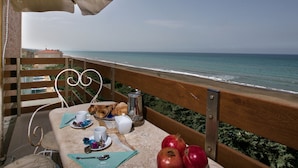 A table with breakfast items and a view of the sea. - Marina di Castagneto Carducci Stay (Castagneto Carducci)
