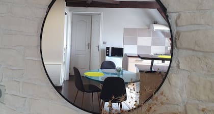 Appartement Atypique Près de la Gare, de Walibi. Animaux de Compagnie Acceptés!