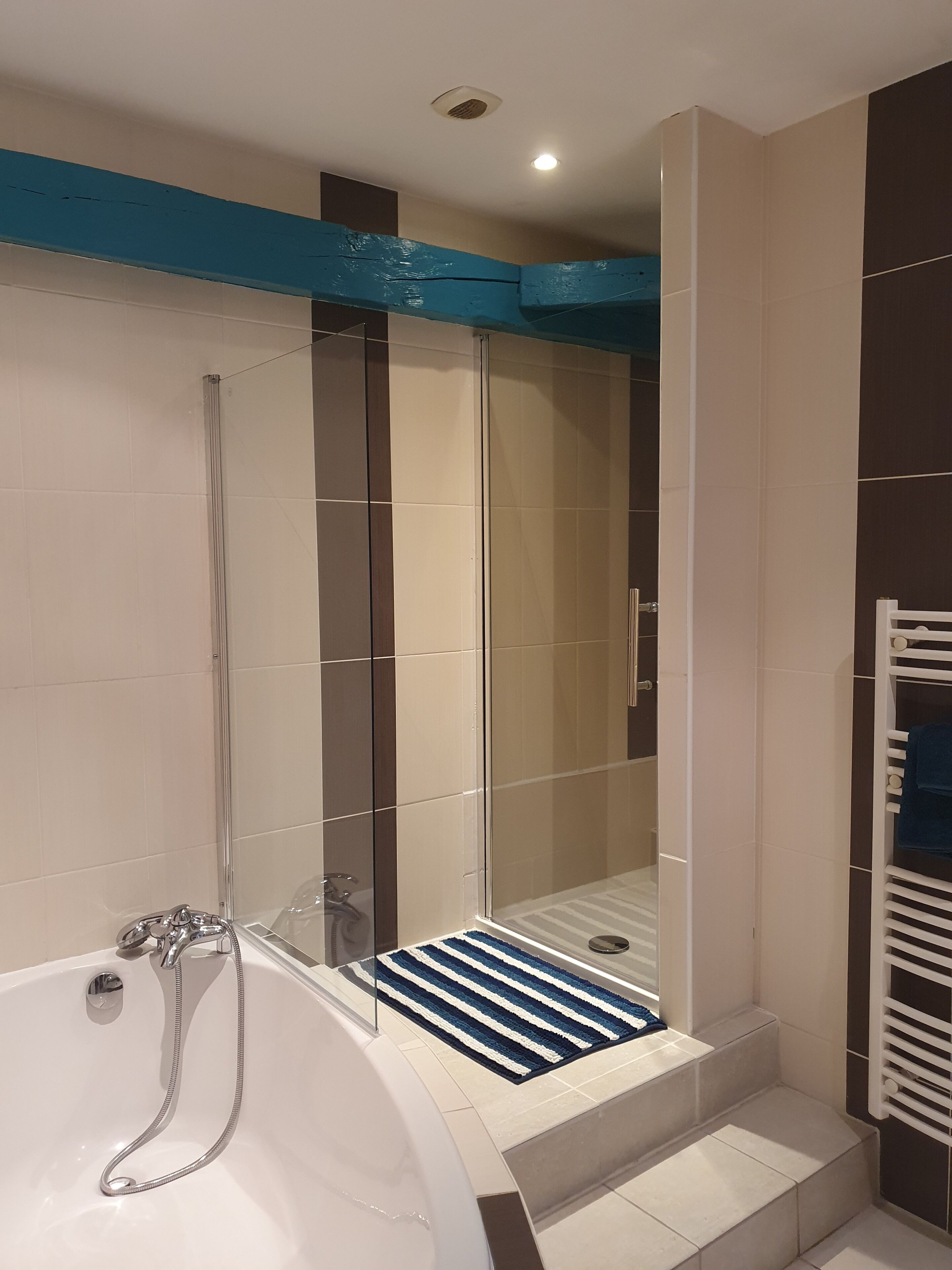 Dusche, Haartrockner, Handtücher, Seife