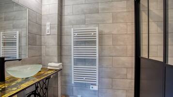 Douche, sèche-cheveux, serviettes fournies