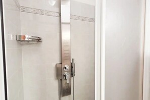 Regadera, toallas, papel de baño 