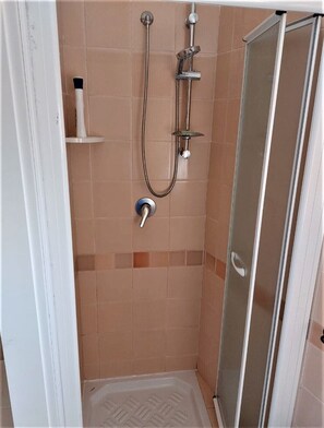 SĂšche-cheveux, bidet, serviettes fournies, savon