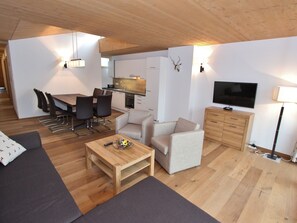 Private kitchen - Apartment in Neukirchen Near Ski Lift (Neukirchen am Grossvenediger)
