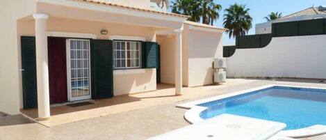 Casa | Alberca | Alberca techada y alberca al aire libre