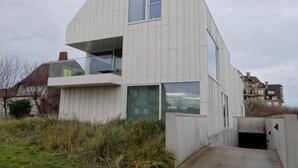 A modern two-story house with a flat roof, large windows, and a balcony. - Apartment in Nieuwpoort by Beach (Koksijde)