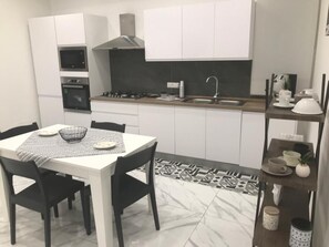 Fridge, microwave, oven, stovetop - Casa Nike In Centro con due Camere da Letto, due Bagni Cucina e Living (Palermo)