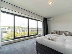 House | 4 bedrooms, individually furnished, bed sheets - Holiday Home in Zeewolde for 6 Person (Zeewolde)