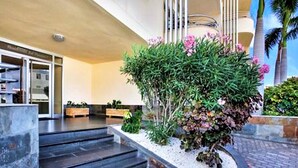 A modern building with a staircase leading to a covered entrance. - Belvilla by OYO Apartamento Sol y Paraaso I (Adeje)