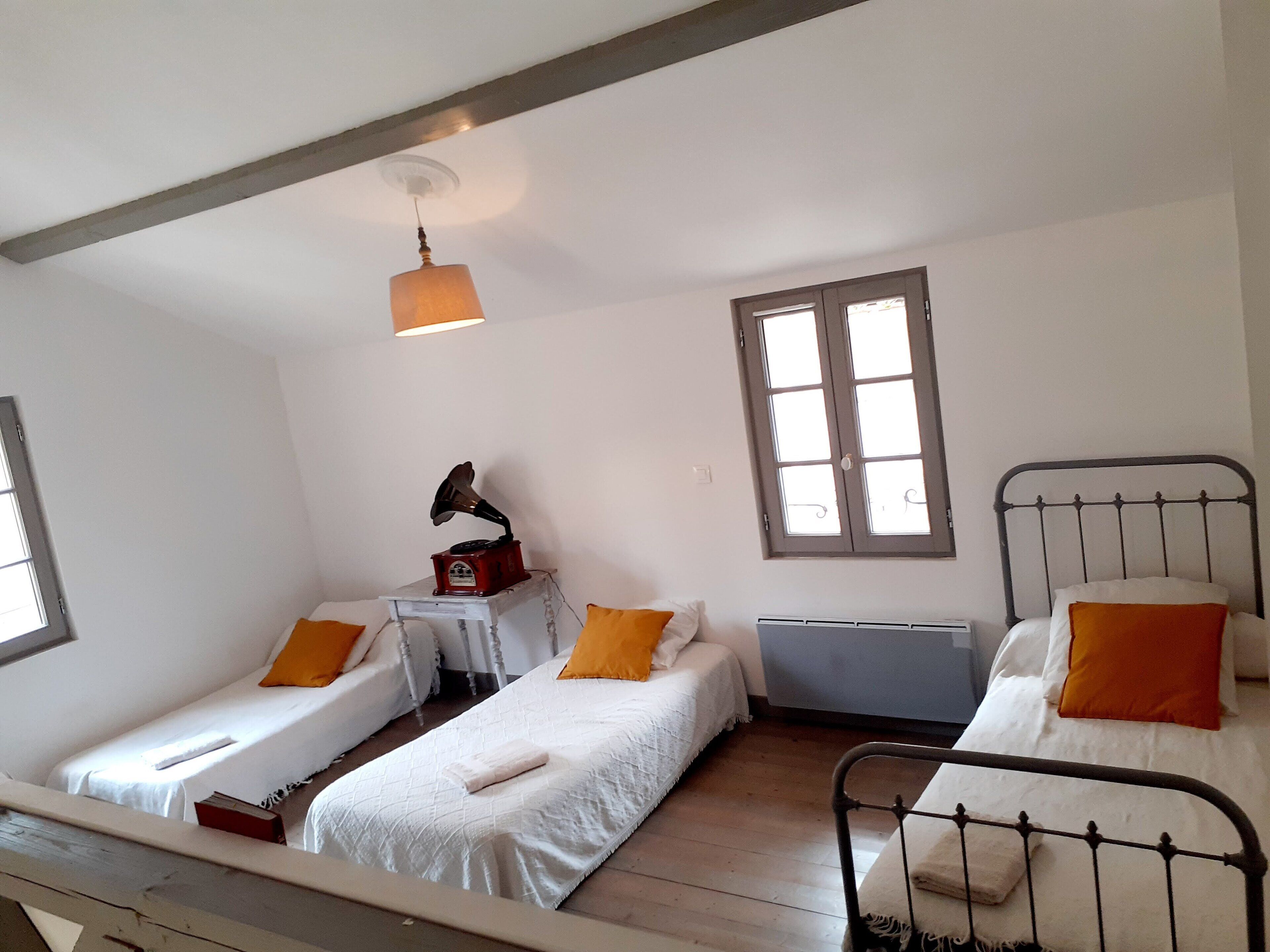 3 Schlafzimmer, Schreibtisch, Bügeleisen/Bügelbrett, Reisekinderbett