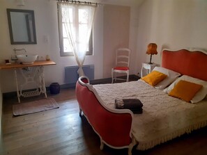 3 bedrooms, desk, iron/ironing board, travel cot