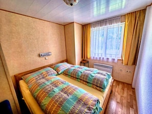 3 kamar tidur dan dilengkapi dengan perabotan berbeda-beda