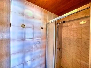 Bathroom - Spacious Apartment in Gortipohl With Garden (Sankt Gallenkirch)